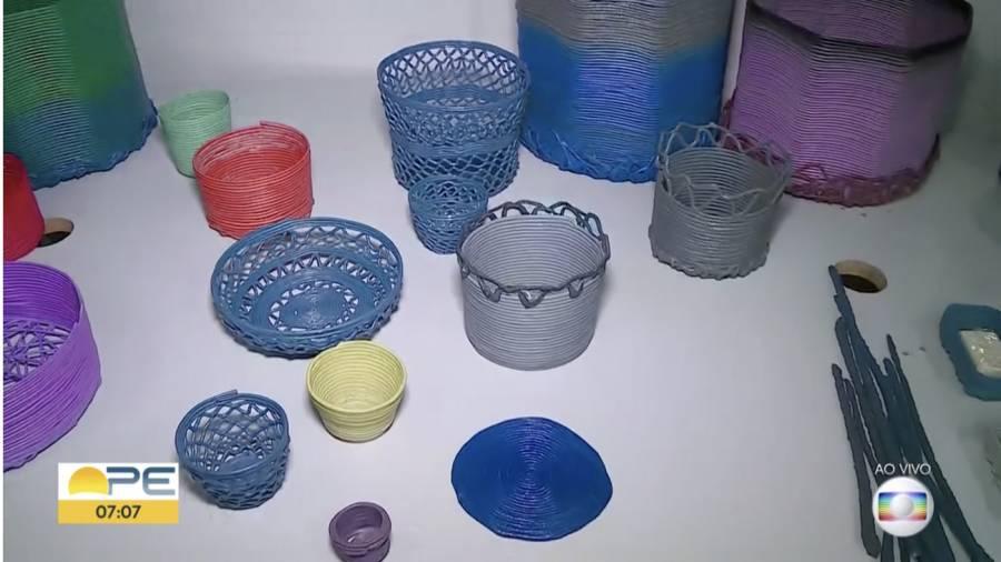 Projeto em comunidade no Recife transforma plástico descartado em produtos e gera renda para moradores
